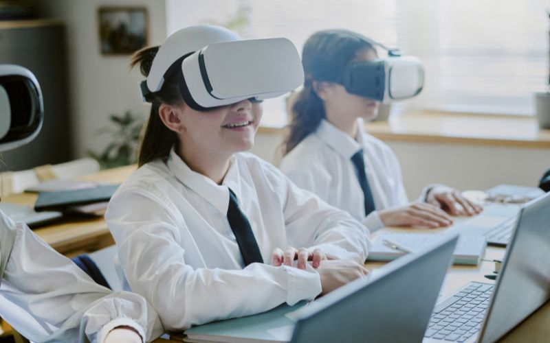 Thực tế ảo (VR) và Thực tế tăng cường (AR) trong giáo dục Thực tế ảo (VR) và Thực tế tăng cường (AR) trong giáo dục